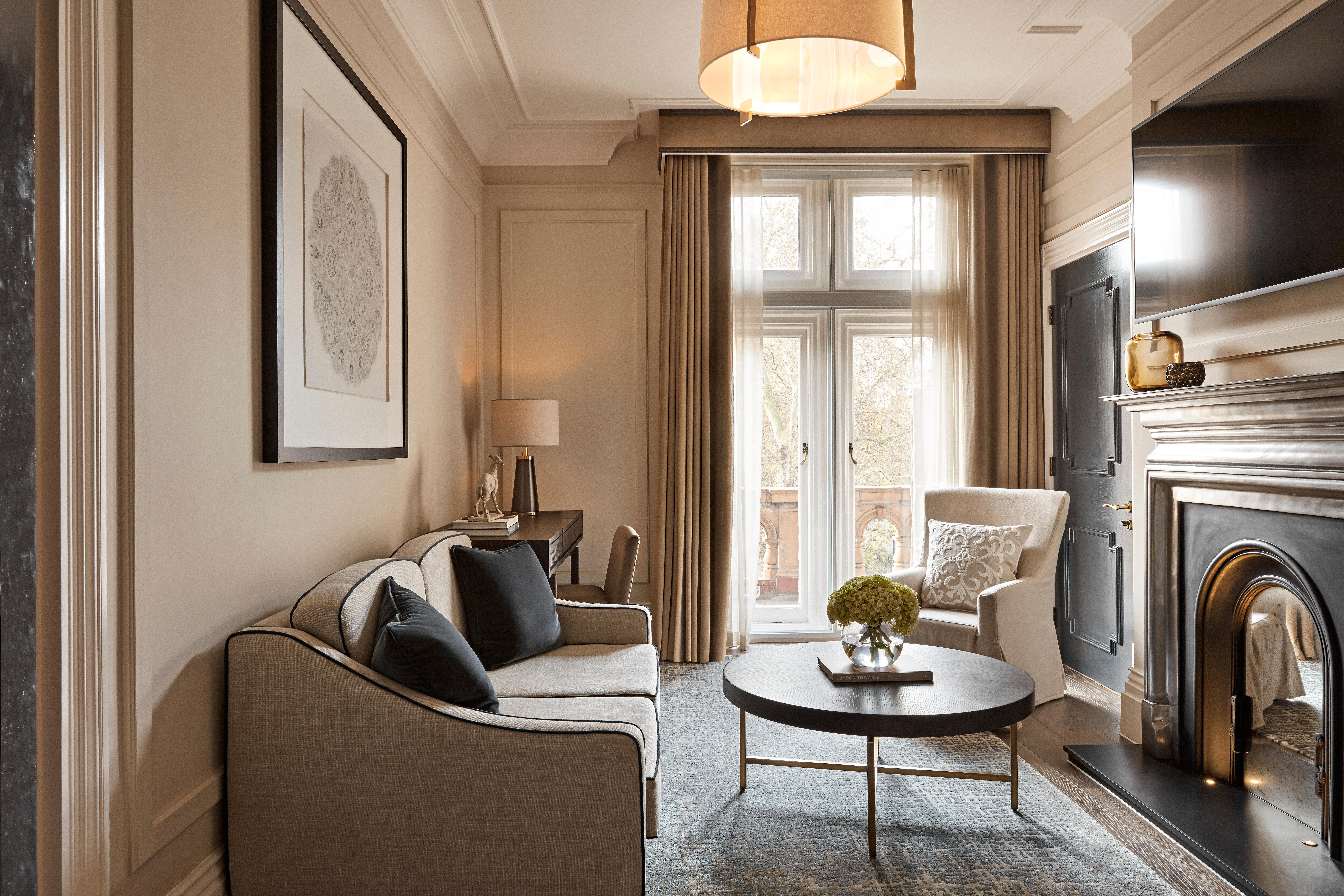 Hotel Kimpton - Fitzroy London By Ihg Esterno foto The living room of a suite at The Carlyle