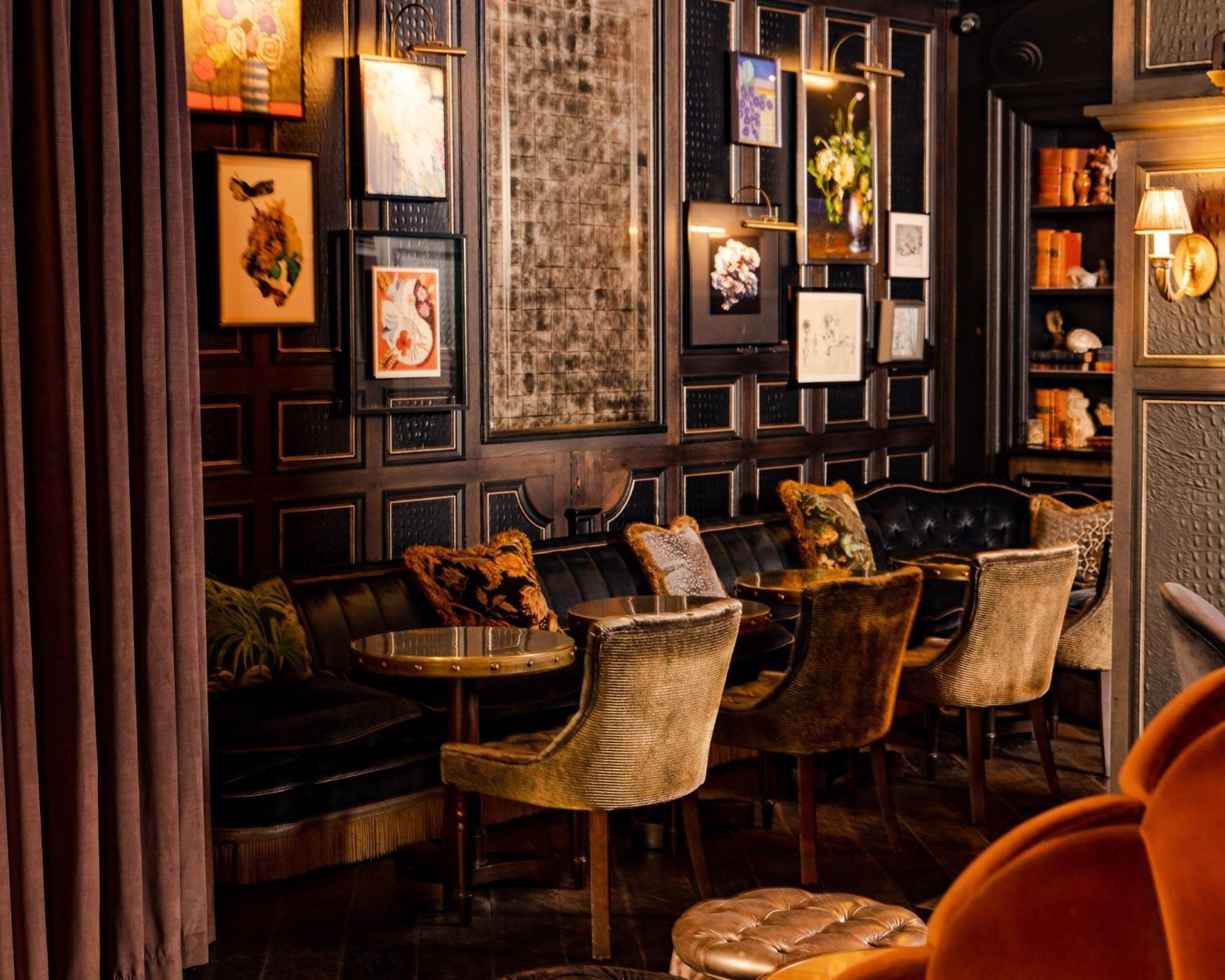 Hotel Kimpton - Fitzroy London By Ihg Esterno foto The interior of the bar
