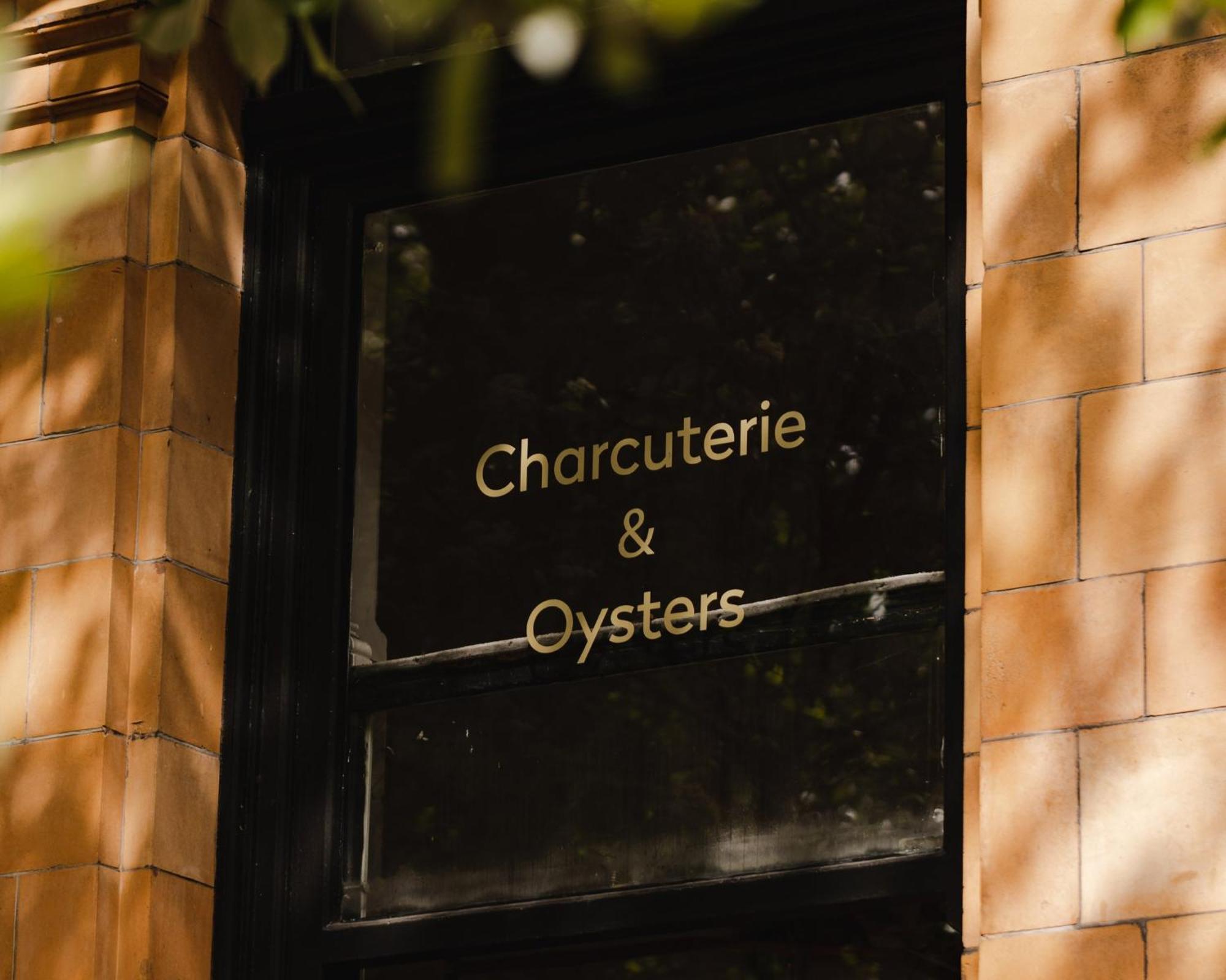 Hotel Kimpton - Fitzroy London By Ihg Esterno foto Charcuterie and oysters sign in Paris