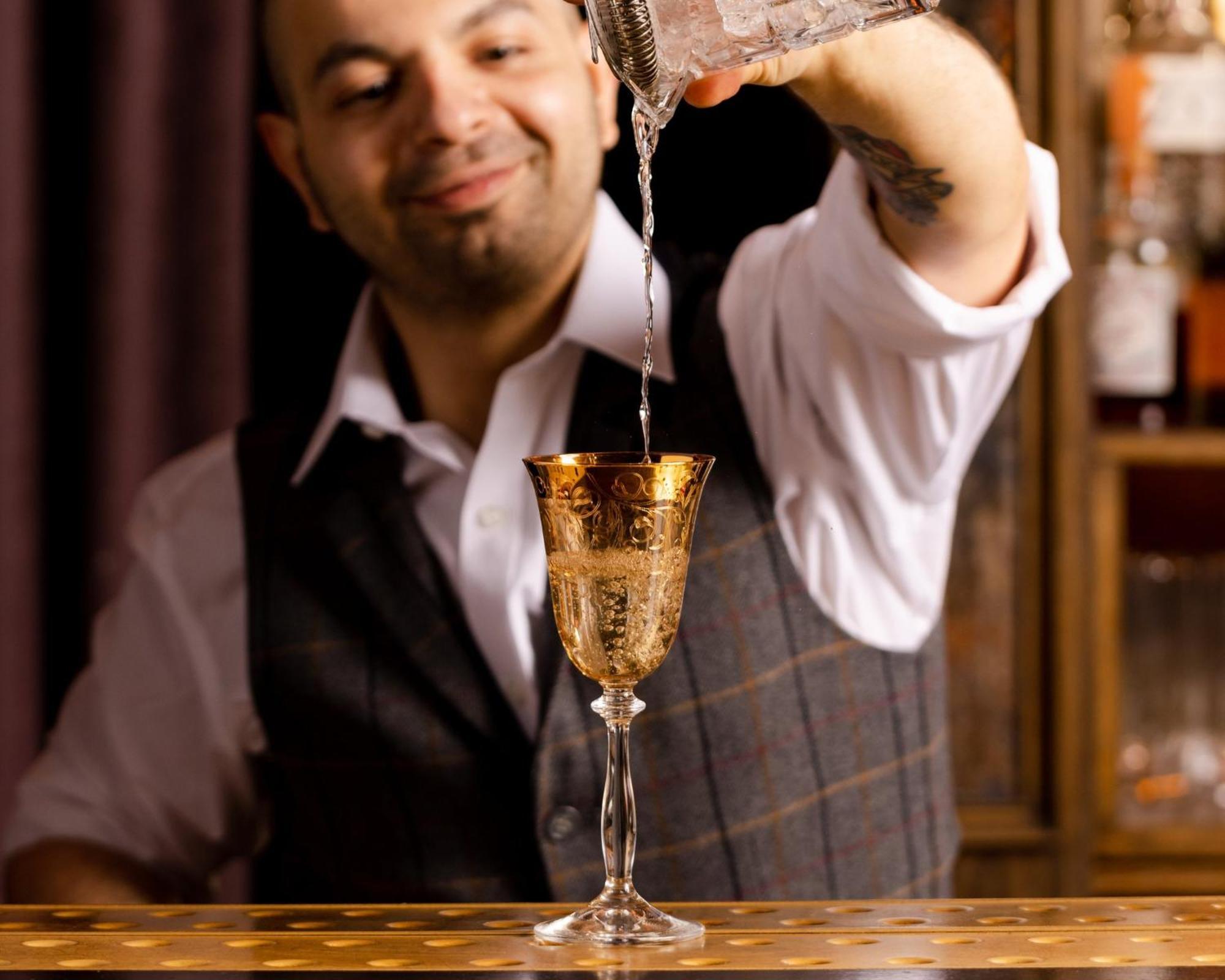 Hotel Kimpton - Fitzroy London By Ihg Esterno foto A bartender pouring a drink